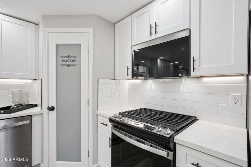 14-web-or-mls-N 15th Ave-S0303-014