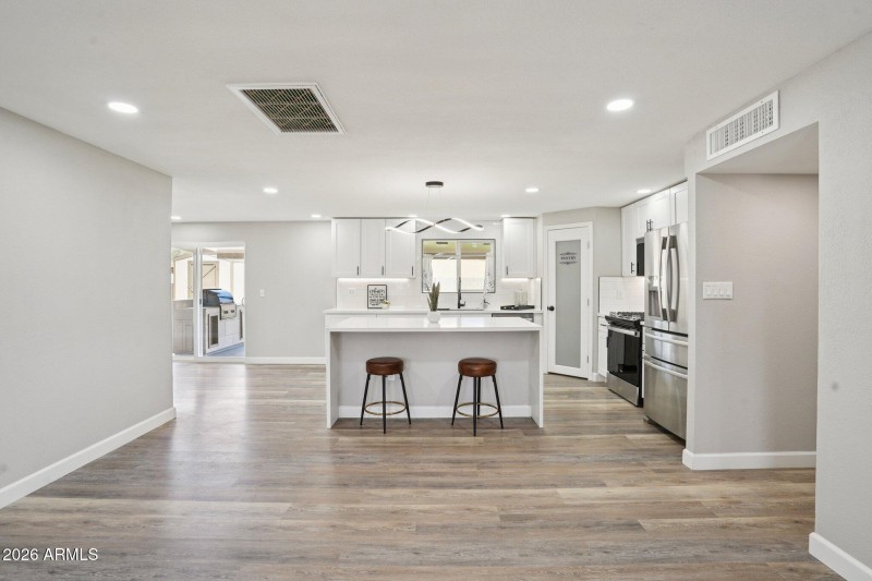 10-web-or-mls-N 15th Ave-S0303-010