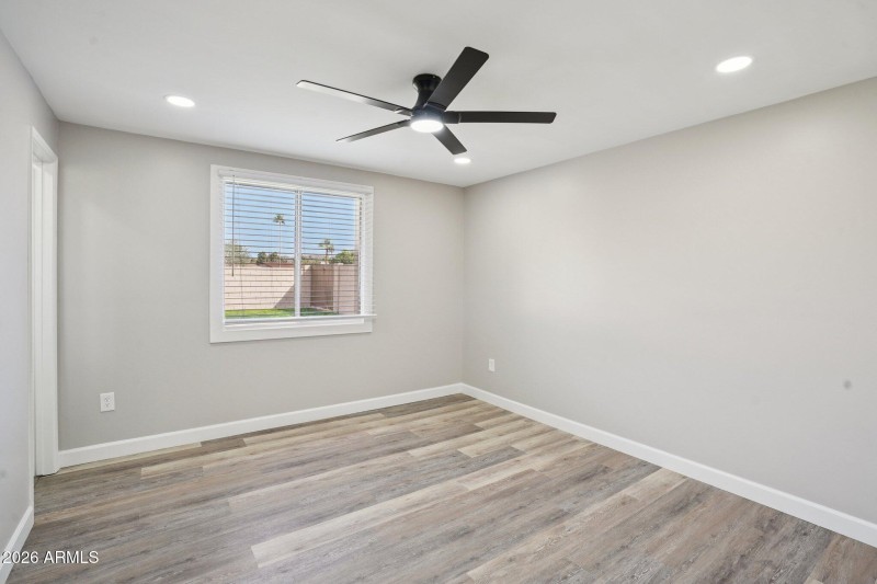 25-web-or-mls-N 15th Ave-S0303-025