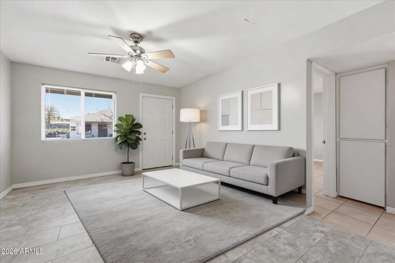 05-Living Room (staged)