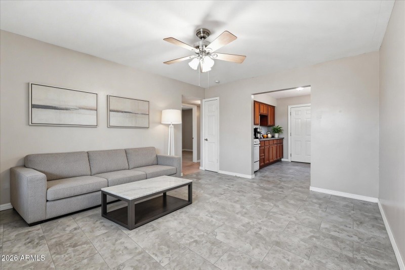 09-Living Room (staged)