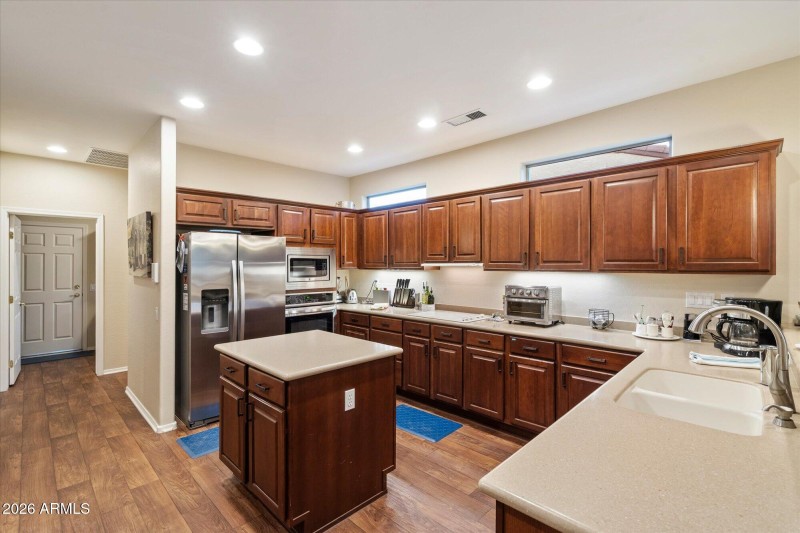 SS Appliances & Upper Clerestory Windows