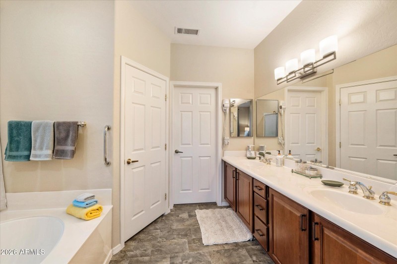 Primary Bath w Double Vanity