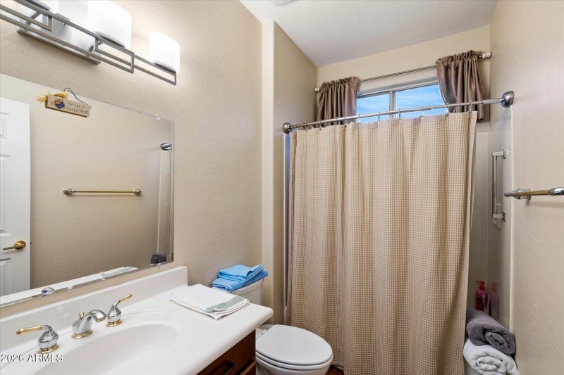 Bath w Shower/Tub Combo