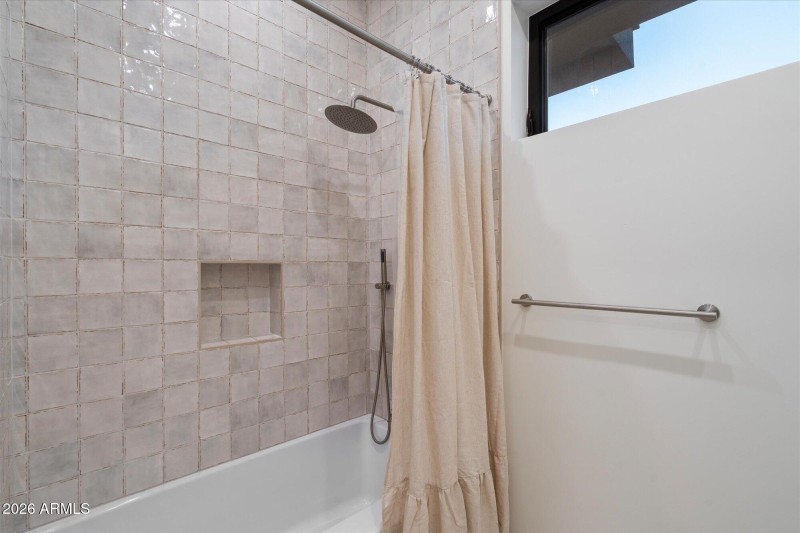Tiled Tub/Shower Combo & Window