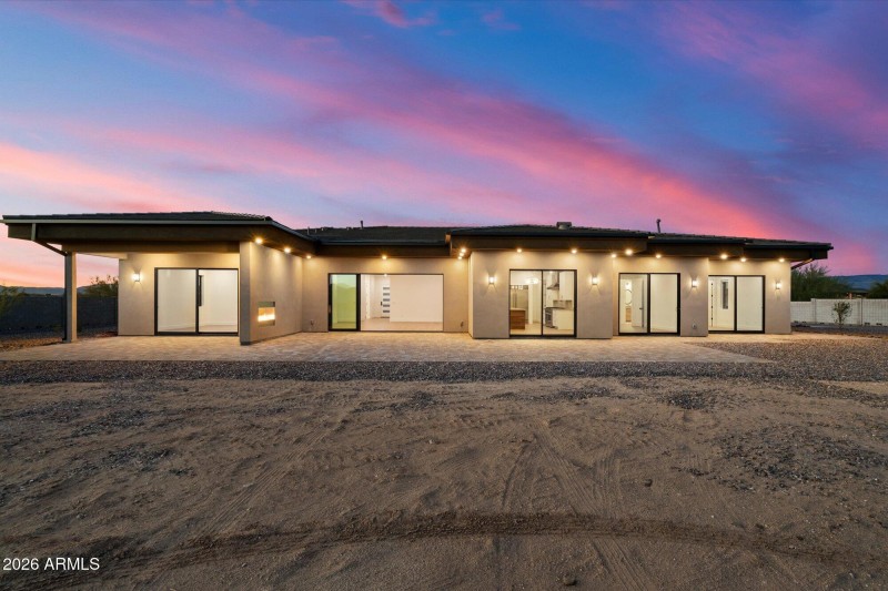 Spacious Backyard w Covered Patio