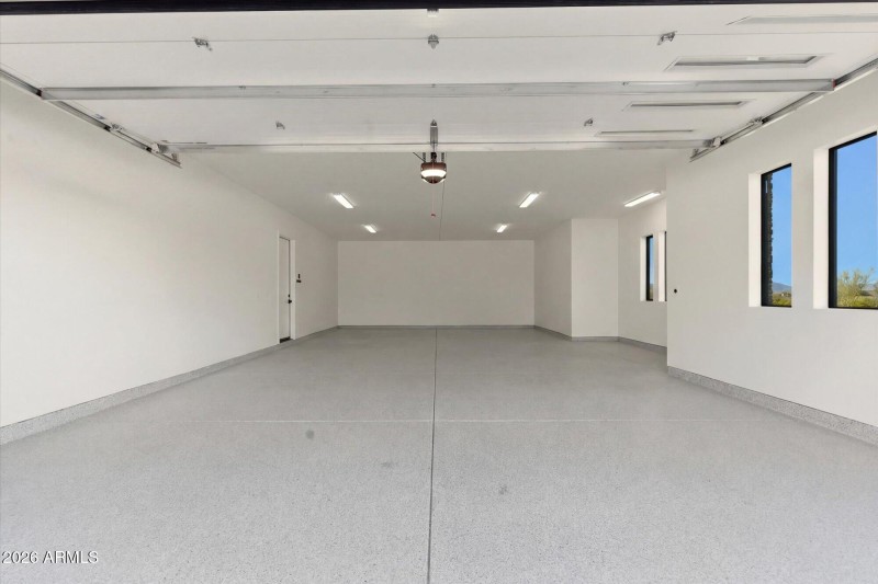 Oversized Garage w Epoxy Floors