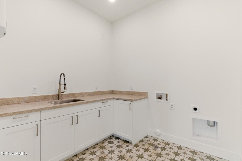Laundry Room w Washer/Dryer Hookups