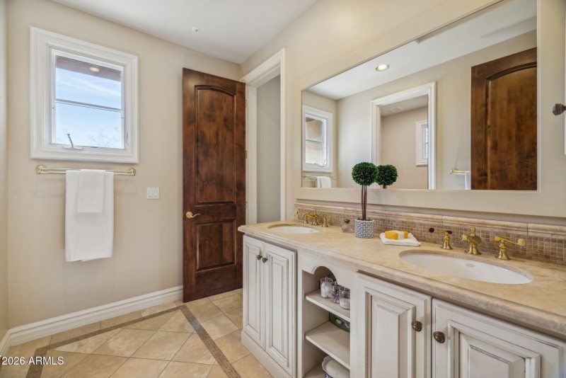 68-web-or-mls-10310-e-sierra-pinta-dr