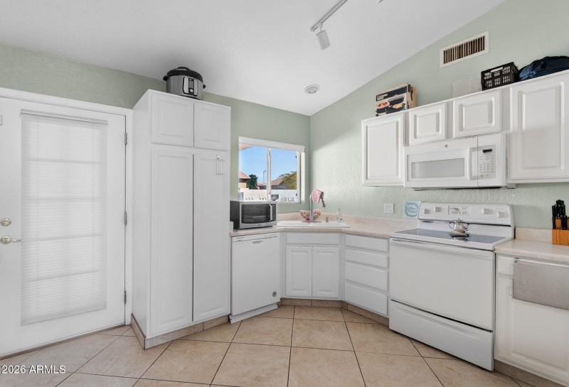 10-web-or-mls-17E Manor Dr