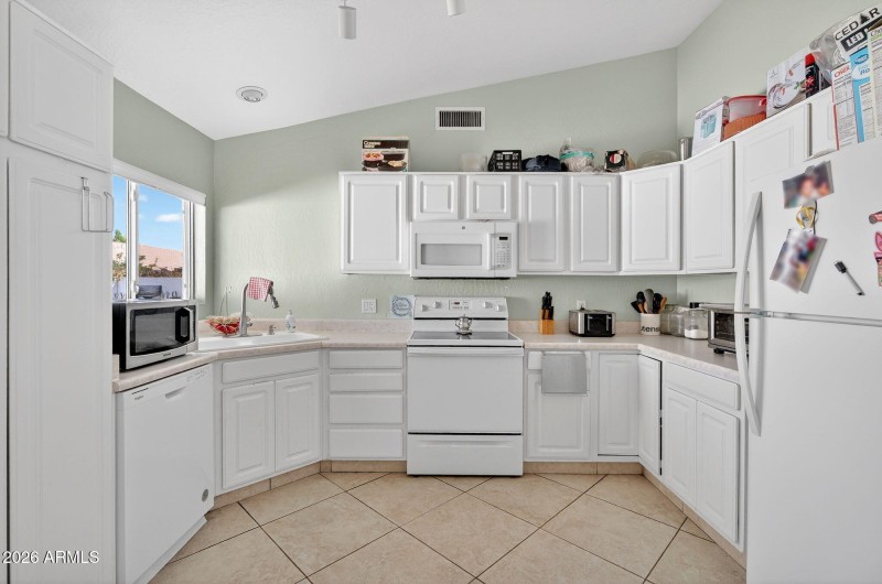 11-web-or-mls-16E Manor Dr