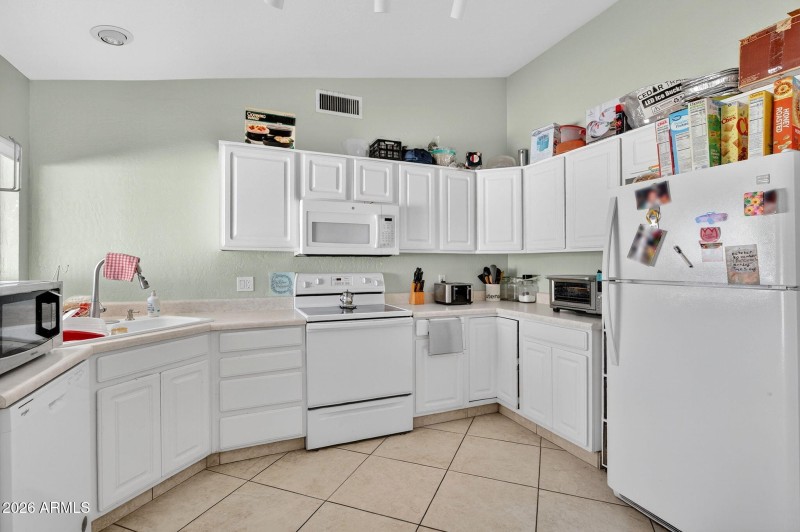 12-web-or-mls-13E Manor Dr