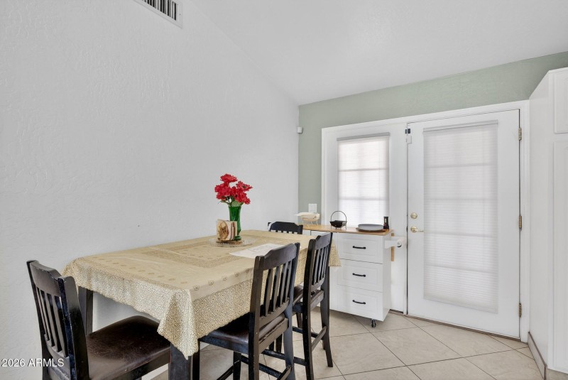 13-web-or-mls-19E Manor Dr