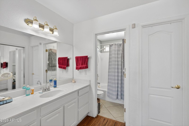 17-web-or-mls-10E Manor Dr