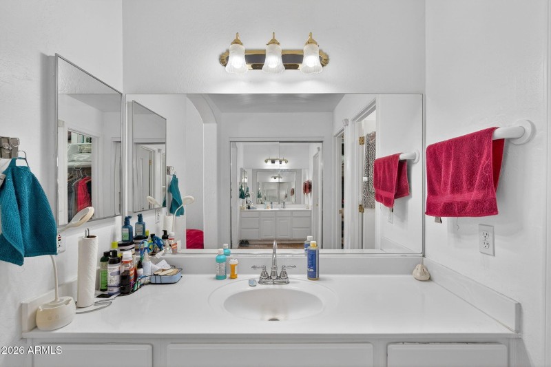 18-web-or-mls-12E Manor Dr