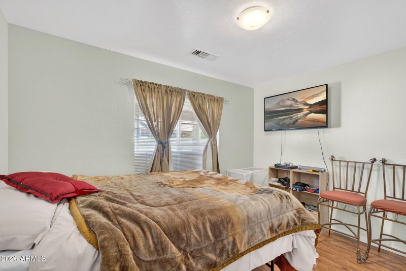 22-web-or-mls-05E Manor Dr