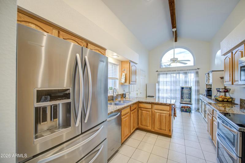 Kitchen w/granite counters