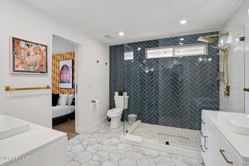 38-web-or-mls-E Clarendon Ave-L0403-038