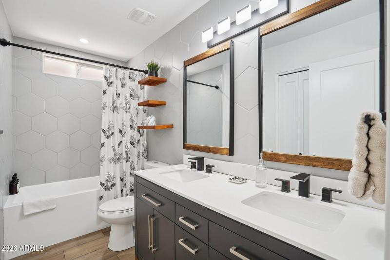 35-web-or-mls-E Clarendon Ave-L0403-035