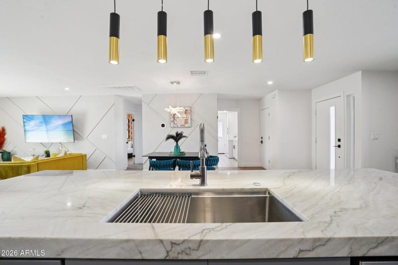 19-web-or-mls-E Clarendon Ave-L0403-019