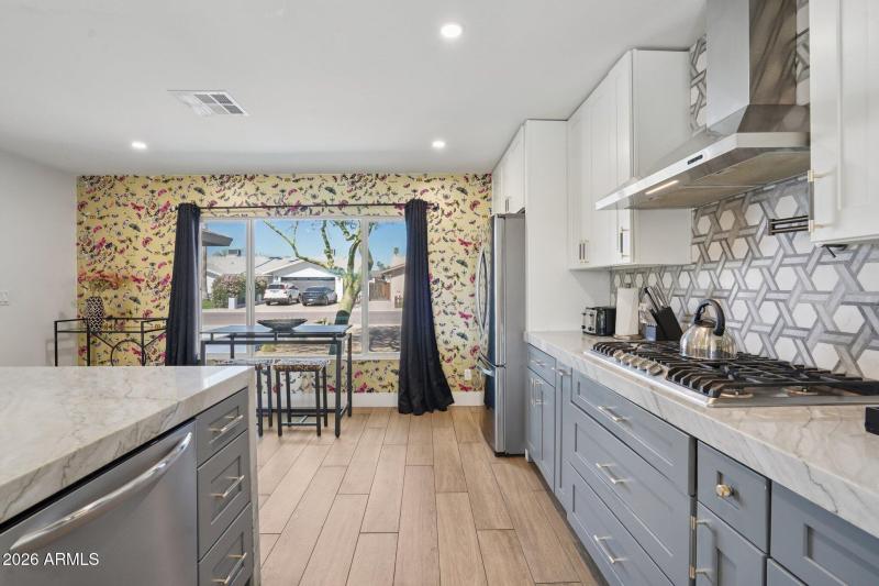 18-web-or-mls-E Clarendon Ave-L0403-018