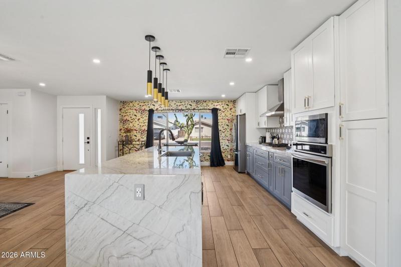 17-web-or-mls-E Clarendon Ave-L0403-017