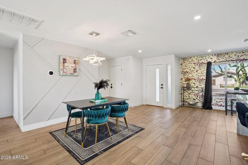 12-web-or-mls-E Clarendon Ave-L0403-012