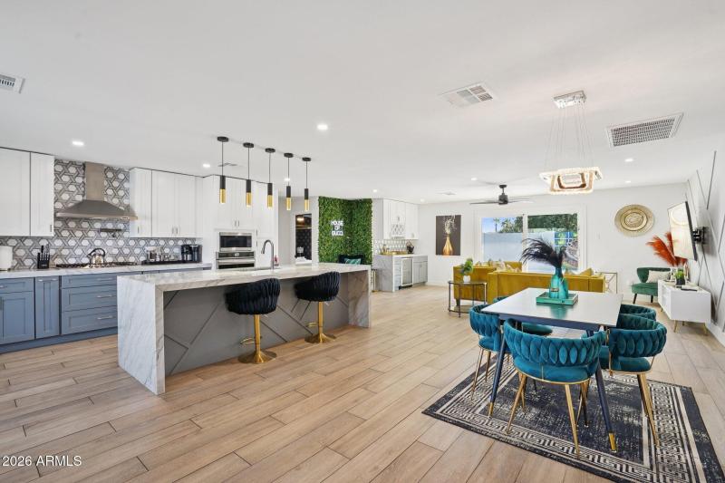 11-web-or-mls-E Clarendon Ave-L0403-011