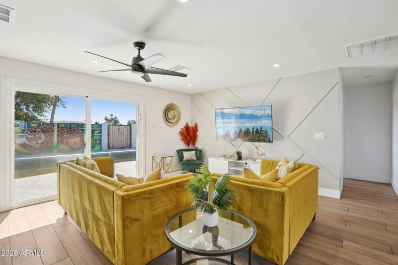 7-web-or-mls-E Clarendon Ave-L0403-007