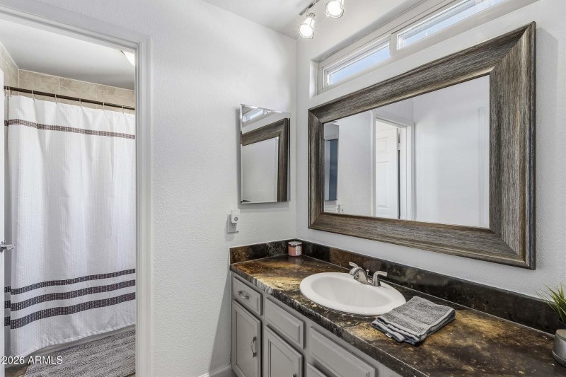 Dual Entry Full Bath