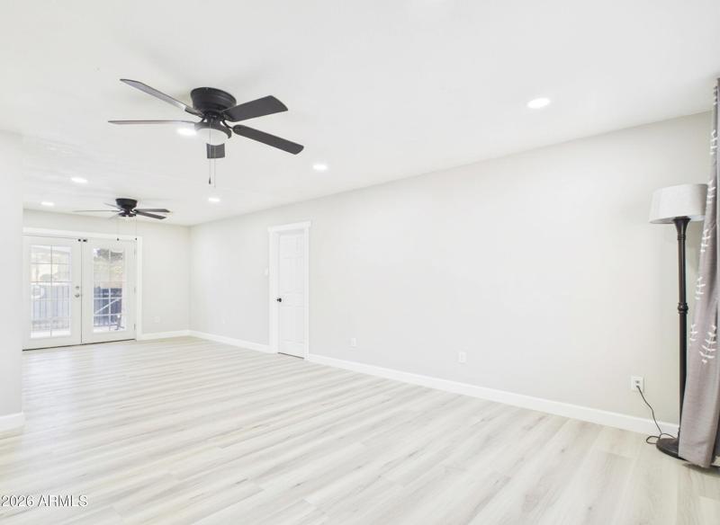 CAM03379G0-PR0185-STILL007-001