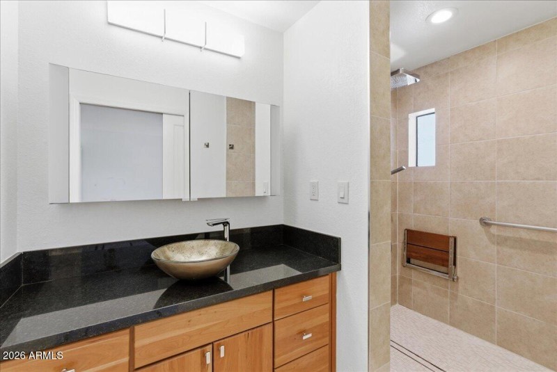 09-5309 N 24th Pl_RedHogMedia