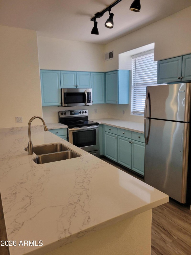 Kitchen-Penninsula pic 2