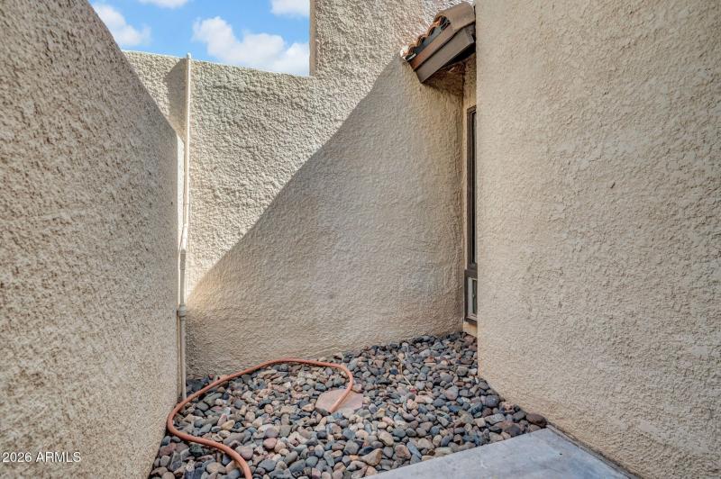 24-web-or-mls-2811 N 61st Pl-24