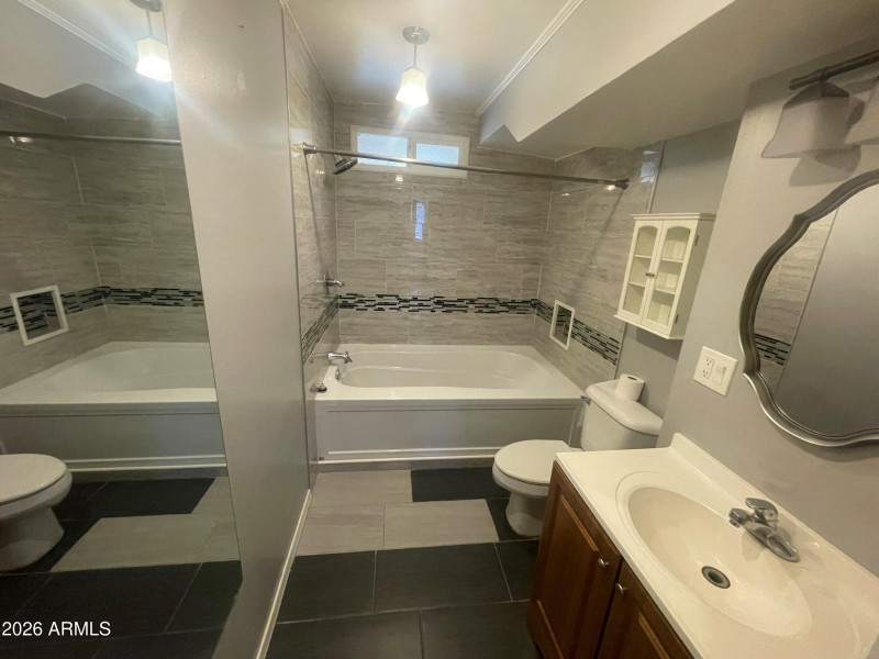 5526 W Indianola Ave 76