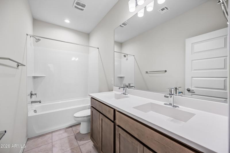 31-17566WSJA-ocupix-