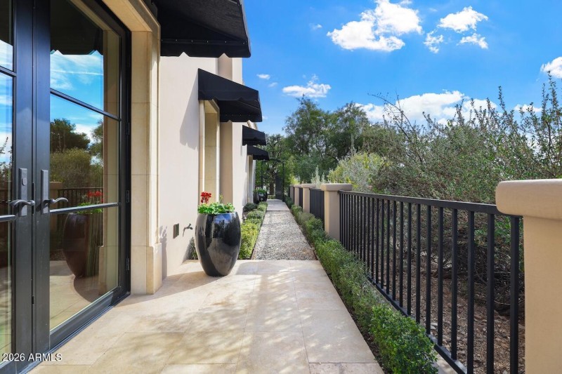 #75 side courtyard facing front