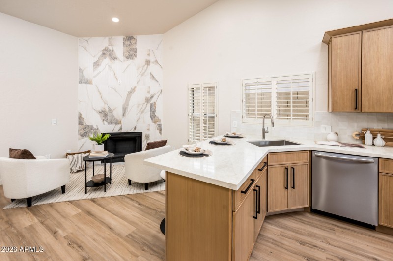 1033 E Hearne Way - MLS-22