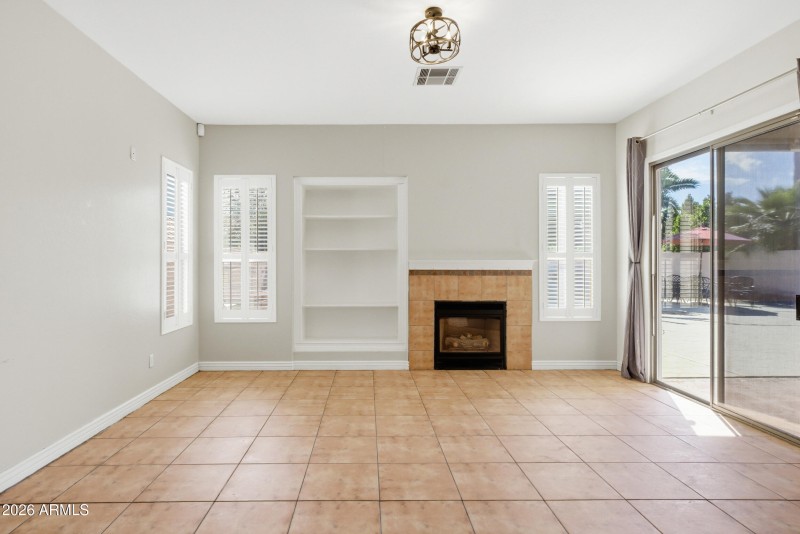 32_1645 e orangewood st-32