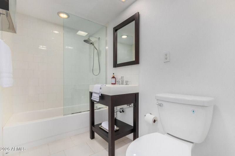 Lower Level Bathroom w/ Shower & Tub