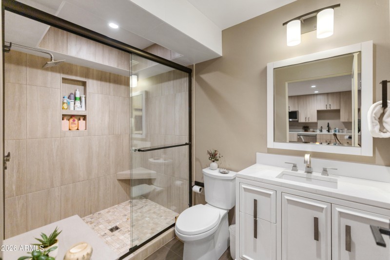 080-Lower Level Apartment - Bathroom