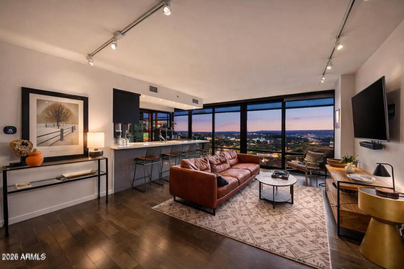 Stunning Unit with VIEWS!!