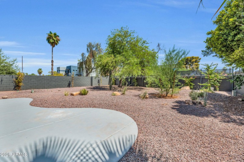 26-web-or-mls-325 E Mitchell Dr-24