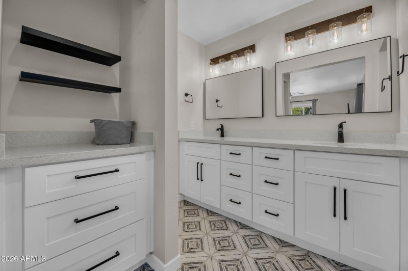 19-web-or-mls-325 E Mitchell Dr-19