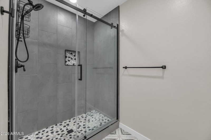 21-web-or-mls-325 E Mitchell Dr-21