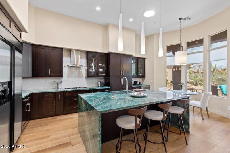 Kitchen w_ Breakfast Bar