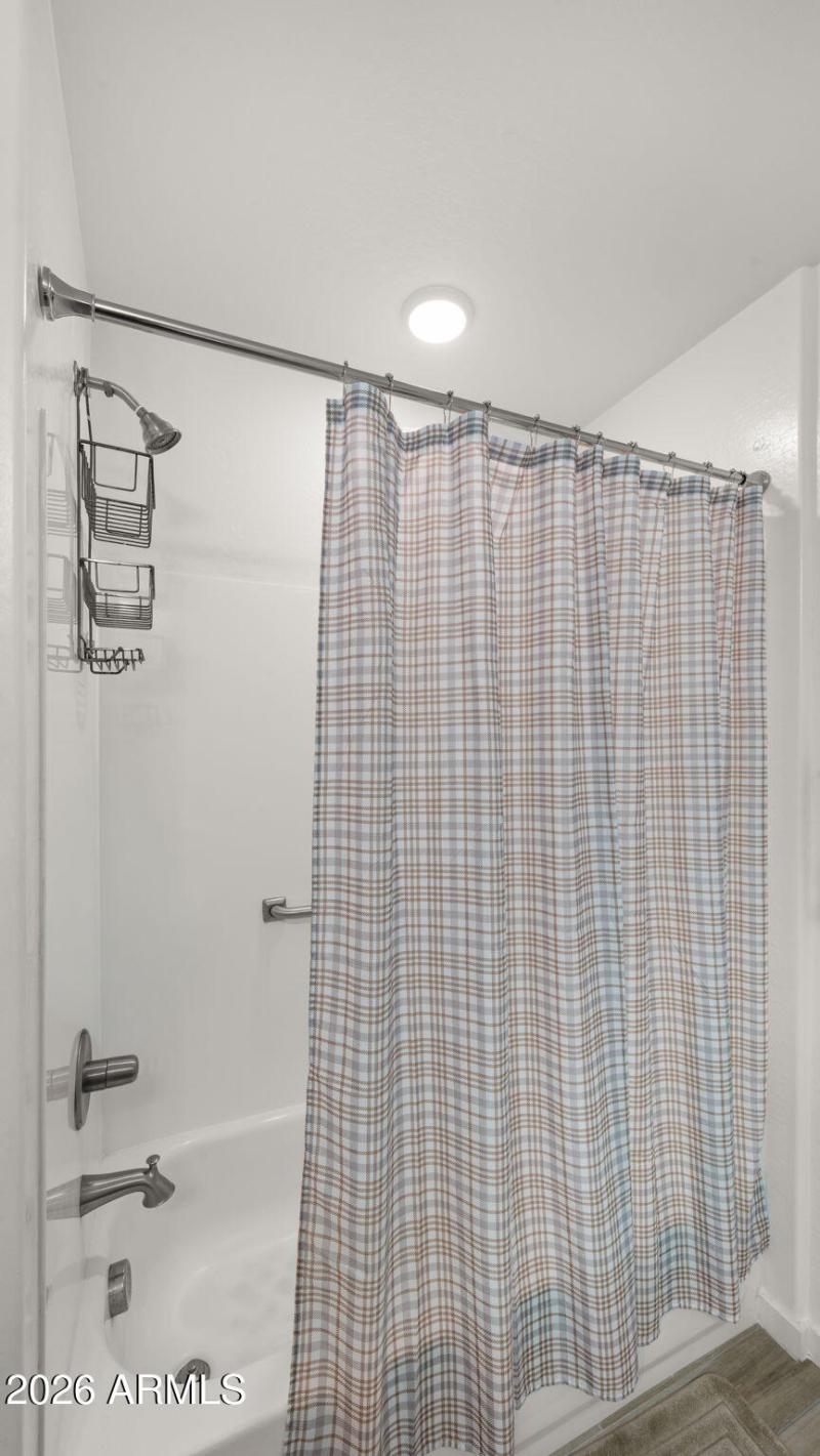 21-web-or-mls-Full Bathroom1