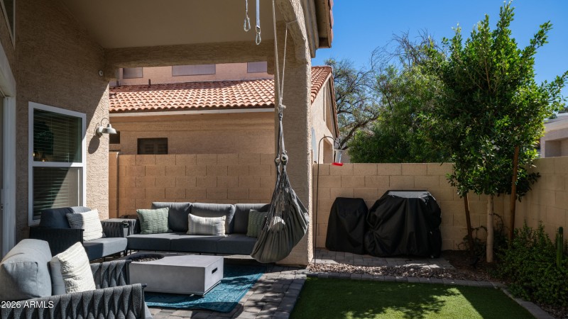 1045 E Sunburst Ln-6