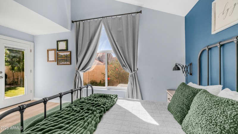 1045 E Sunburst Ln (1)