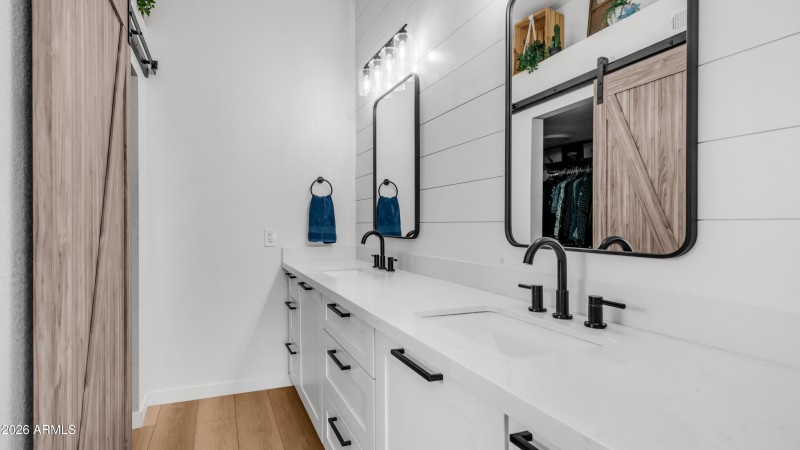 1045 E Sunburst Ln (4)